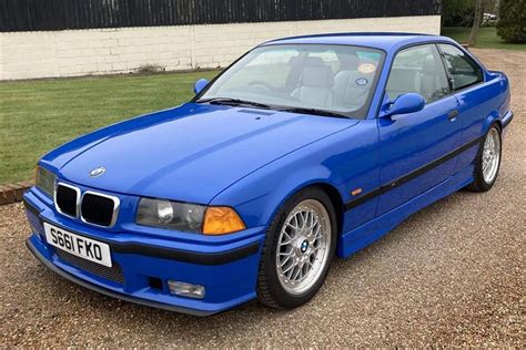BMW E36 328i sedan nuotrauka, stovinti prie kelio
