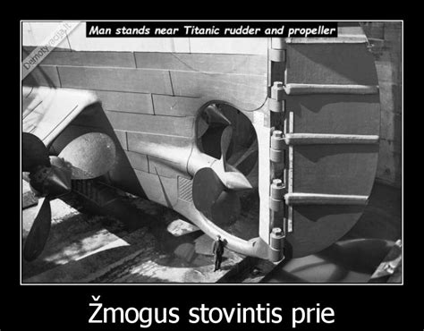 Liūdnas žmogus, stovintis prie ligoninės