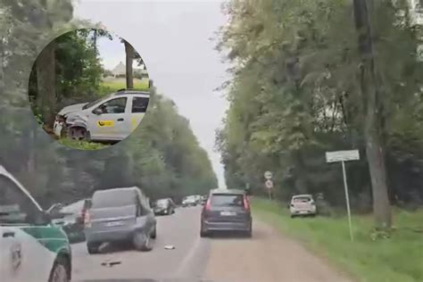 Teminis paveikslėlis: automobilis JK kelyje