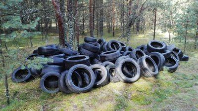 Teminė nuotrauka su padangų atliekomis gamtoje
