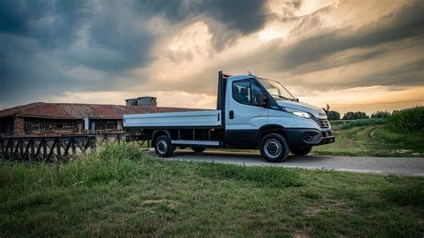 Iveco Daily, manevruojantis ankštoje miesto aplinkoje