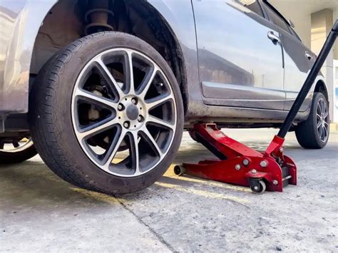 Automobilio pakėlimas domkratu ir pastatymas ant atraminių stovų