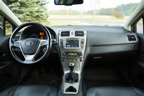 Toyota Avensis T27 interjeras