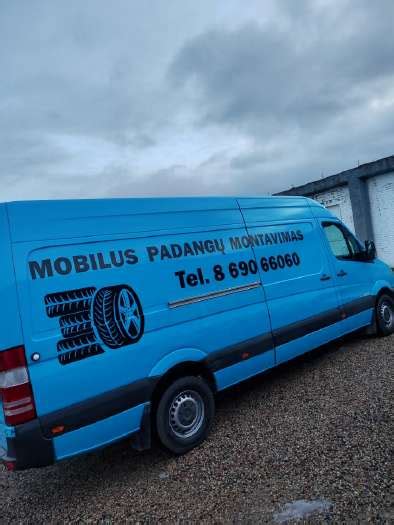 Nuotrauka: mobilus automobilio plovimo autobusas ar furgonas, teikiantis paslaugas kliento kieme