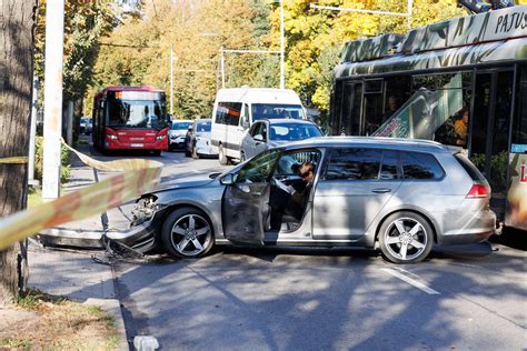 Avarijos schemos iliustracija su susidūrusiais lengvuoju automobiliu ir sunkvežimiu