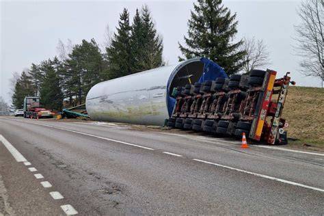 Tematinė nuotrauka: vilkikas, nuvažiavęs nuo kelio su vėjo jėgainės dalimi