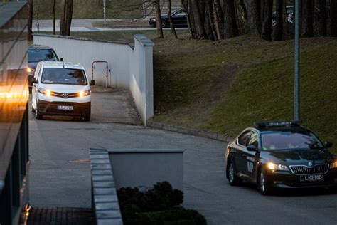 Tematinė nuotrauka: sugedęs automobilis kelyje, prie kurio atvyksta pagalbos tarnybos automobilis