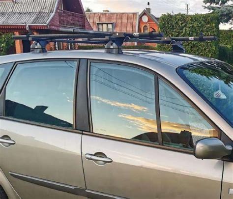 Tematinė nuotrauka: Renault Scenic su sumontuotais stogo skersiniais ir stogo bagažine