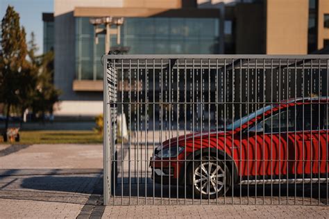 Tematinė nuotrauka: užrakintas automobilis, rakteliai viduje
