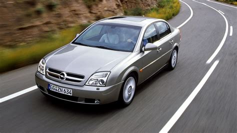 fotografija, demonstruojanti sumontuotą priekinį spoilerį ir galinį aptaką ant Opel Vectra C