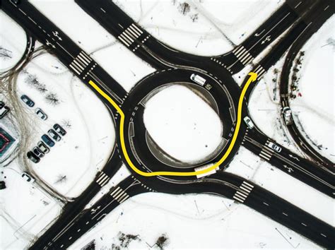 Schematiškas pavyzdys: turbožiedinė sankryža su eismo juostų žymėjimu