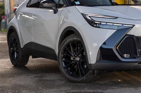 Toyota C-HR GR SPORT priekinė dalis su 19 colių lengvojo lydinio ratlankiais