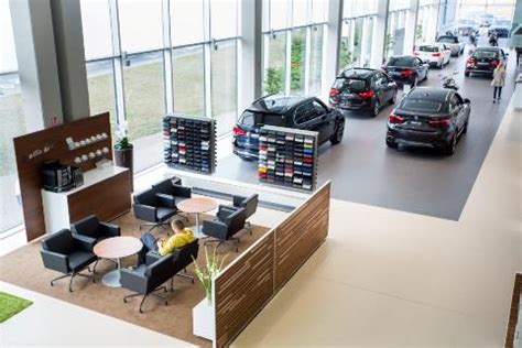 BMW salonas su naujais automobiliais ir klientais