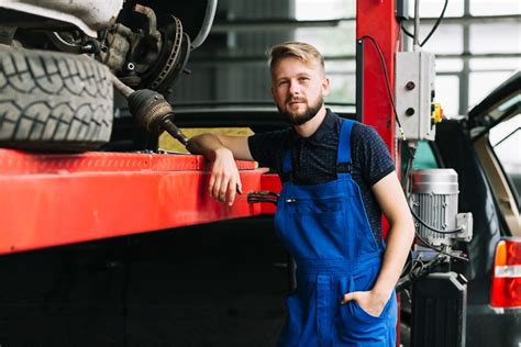 Mechanikas dirba su BMW automobiliu servise