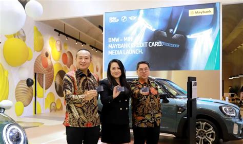 Komanda dirbanti kartu BMW salono aplinkoje
