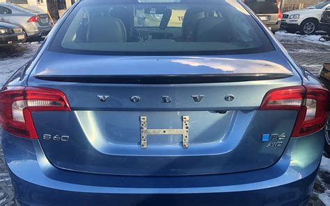 Volvo S60 bagažinės dangčio apdailos nuėmimo schema