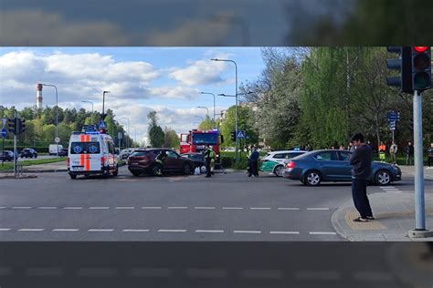 Avarijos vieta Vilniuje, Laisvės ir Pilaitės prospektų sankryža po susidūrimo, su apgadintais automobiliais