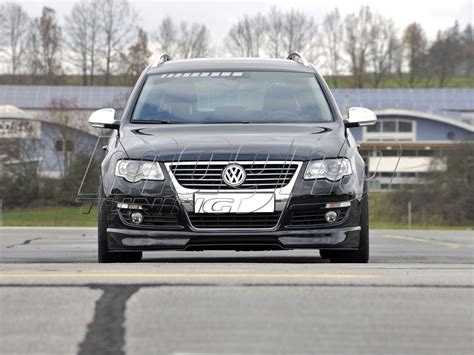 Thematic photo of a VW Passat B6 in front of a garage