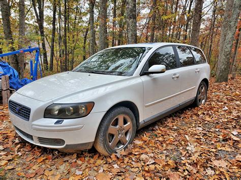 Volvo V50 automobilis kelyje