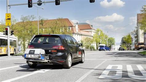 Teminė nuotrauka: automobilis Vokietijos kelyje