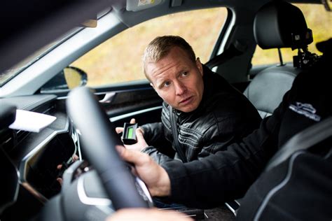 Teminė nuotrauka: žmogus analizuojantis automobilio skelbimą kompiuteryje