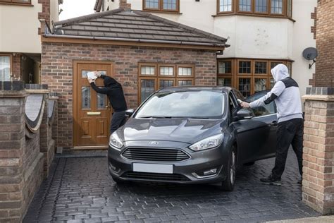 Teminė nuotrauka: automobilio pristatymas prie namų