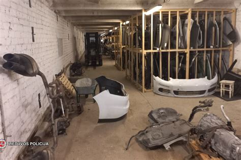 Teminė nuotrauka su automobilių dalimis ir įrankiais