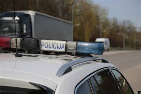 Teminė nuotrauka, vaizduojanti konfiskuotą automobilį, galbūt su antstolių arba policijos ženklais