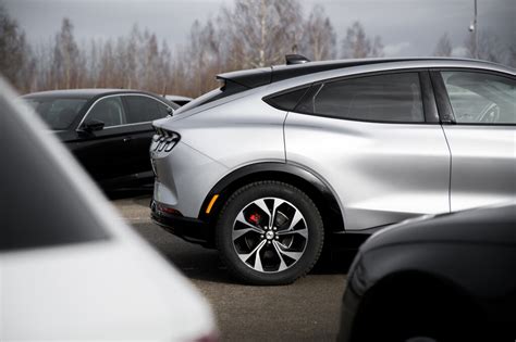 Tematinė nuotrauka, vaizduojanti automobilį ir draudimo sutartį