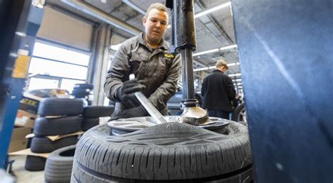 Tematinė nuotrauka: meistras atlieka padangų montavimą autoservise
