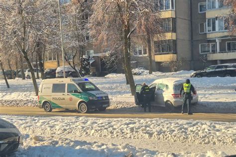 Teminė nuotrauka: vairuotojas bando užvesti automobilį šaltą žiemos rytą