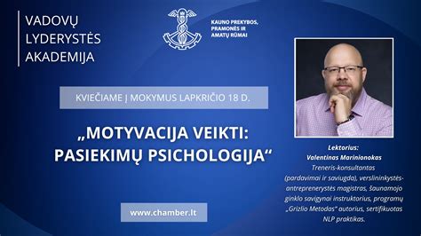 Lektorius veda ADR mokymus auditorijoje su pavojaus ženklais