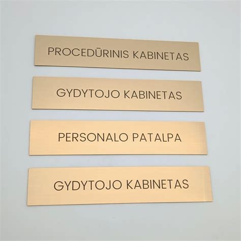 Pavyzdys: oranžinės lentelės su UN numeriu ir pavojaus kodais ant sunkvežimio