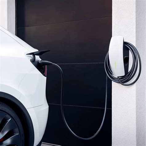 Tesla Model 3 įkrovimo stotelėje