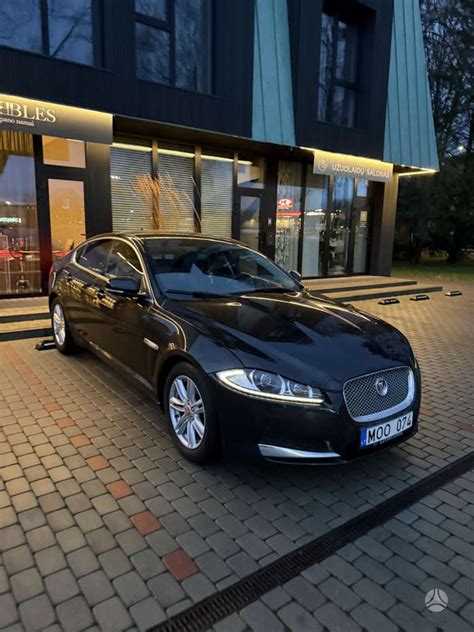 Jaguar XF sedanas vingiuotame kelyje