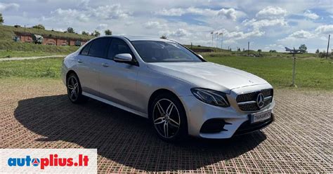Mercedes-Benz E-Class sedanas miesto aplinkoje