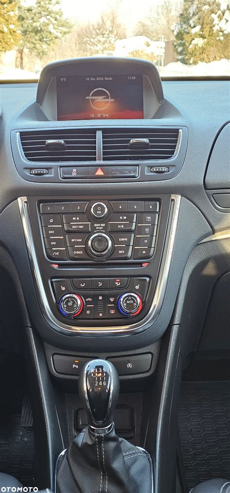 Thematinė nuotrauka: Opel Mokka važiuojantis keliu, atspindinti jo populiarumą ir patikimumą