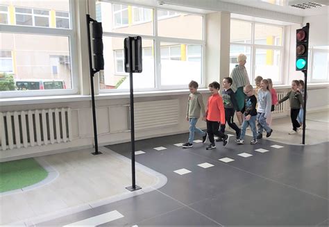 Vaikai mokykloje diskutuoja apie saugų eismą