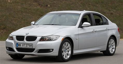 BMW E90 serijos automobilis su atidarytu variklio gaubtu