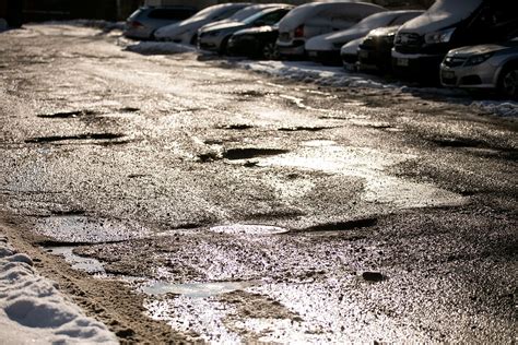 Kelio dangos pažeidimų nuotrauka (duobės, įlūžimai)