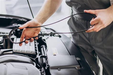 Automechanikas atlieka automobilio variklio diagnostiką