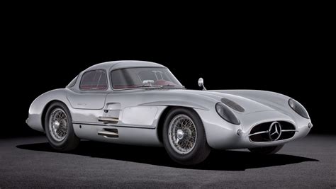 Nuotrauka, vaizduojanti „Mercedes-Benz 300 SLR Uhlenhaut Coupé“ muziejuje arba aukcione.