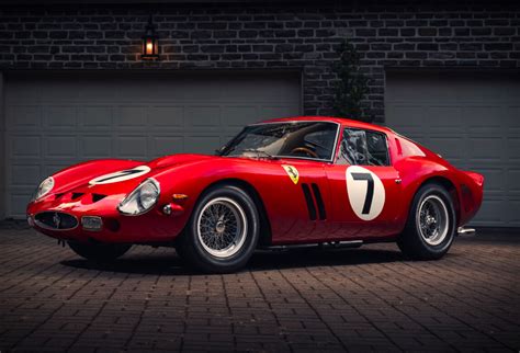 Nuotrauka, vaizduojanti „Ferrari 250 GTO“ lenktynių trasoje arba aukcione.