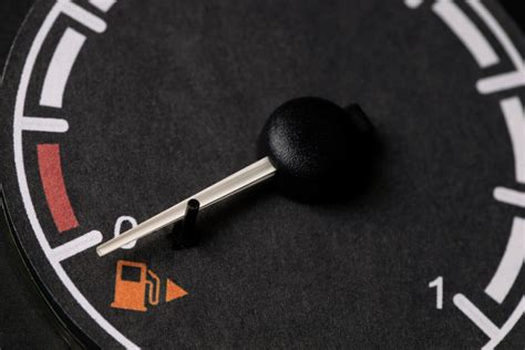 Tematinė nuotrauka: kuro užpylimas automobilyje