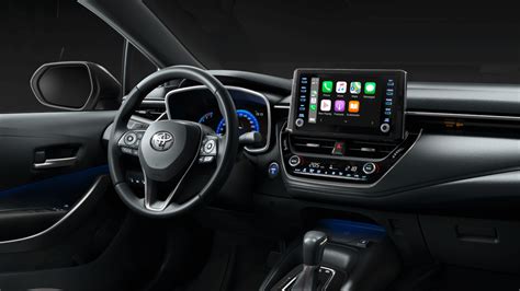 „Toyota Camry“ interjero nuotrauka su multimedijos ekranu