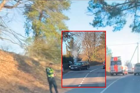 Tematinė nuotrauka: besimokantis vairuotojas su instruktoriumi automatiniame automobilyje