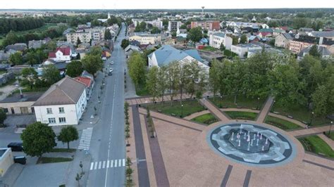 Vienybės aikštės prieigų nuotrauka su įvažiavimu į parkingą iš V. Putvinskio gatvės