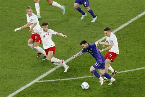 Tematinė nuotrauka: futbolo žaidėjas ruošiasi mušti 11 metrų baudinį