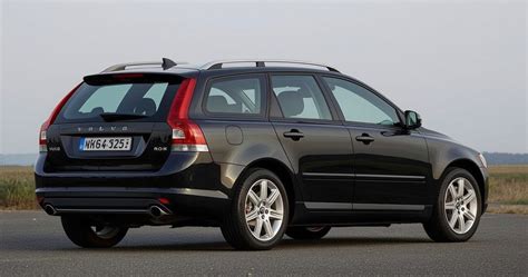 Volvo V50 universalo nuotrauka iš šono, pabrėžiant skandinavišką dizainą ir kėbulo linijas