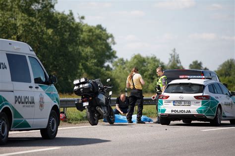 Motociklo ir automobilio susidūrimas kaimo kelyje